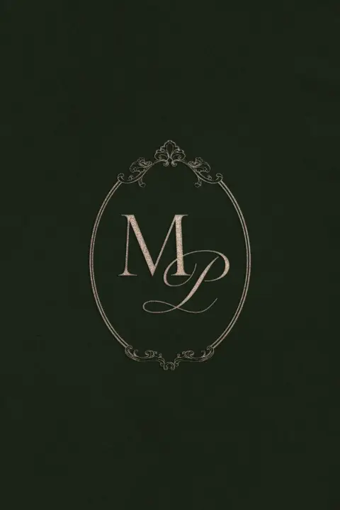 Monograma serifado dentro de uma moldura oval sobre fundo verde.